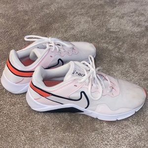 WOMENS NIKE LEGEND ESSENTIAL 2 TRAINING SNEAKER